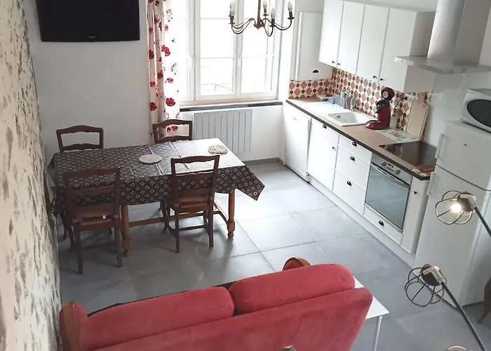 Entier Plein Centre De St Léo, 2 Ch, 4 Pers *